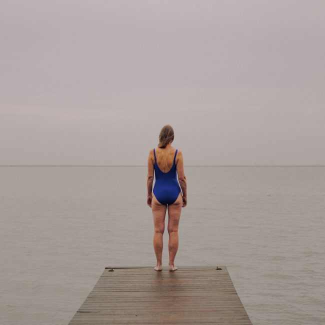 Dame voor op dok aan meer